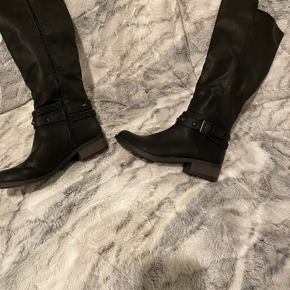 Arizona Company Boots. Size 6.5, very good condition. Black, has zipper.